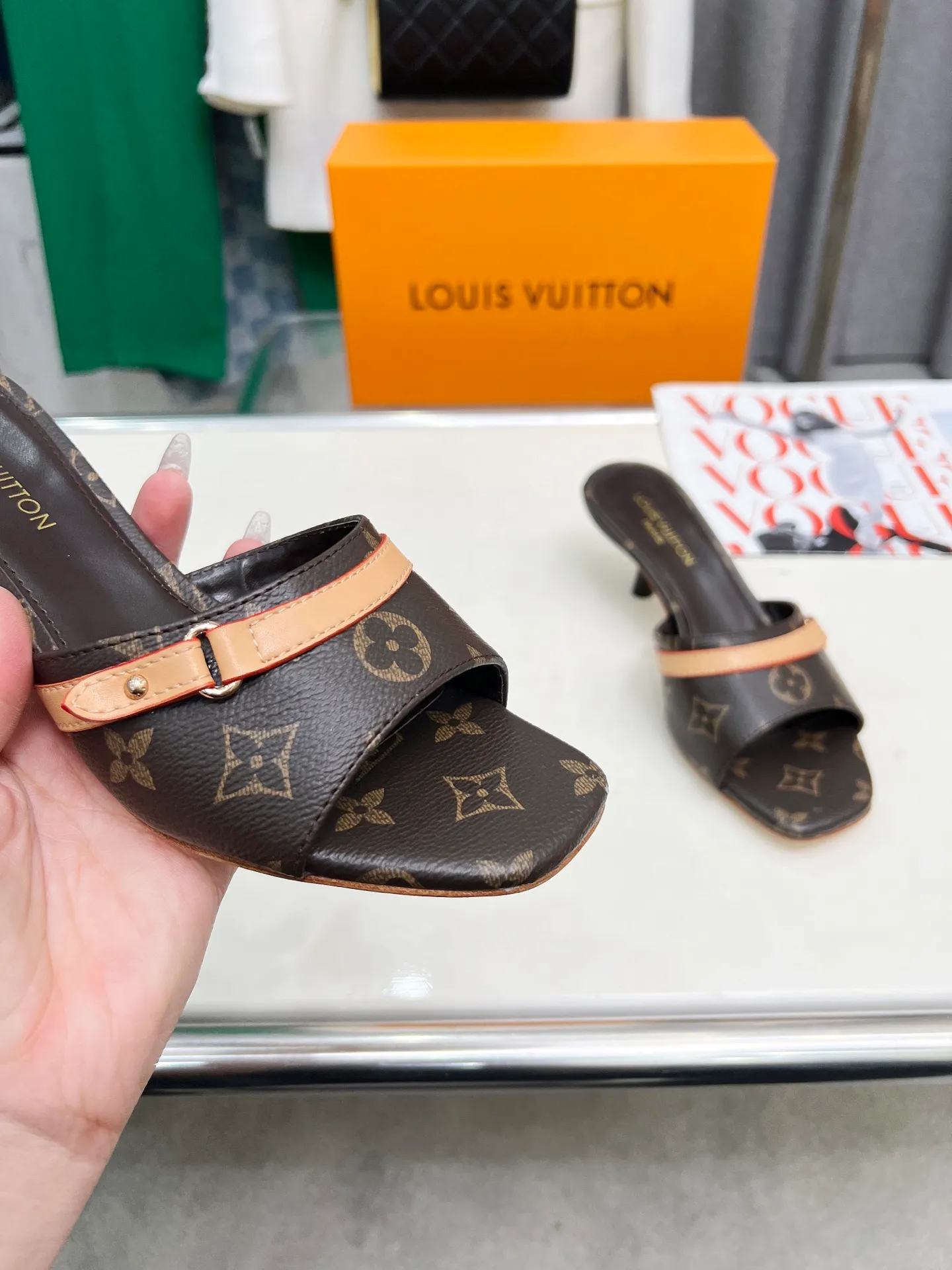 👟👟Ex-factory price 440👟👟 LV new denim kitten heel slippers 2025 summer must-have for goddesses, original replica, super comfortable on the feet. Show off the queen's temperament, the heel height is 5.5CM, which shows your temperament without being tiring. Standard code: 35-42 (41 and 42 codes are customized, non-returnable and non-exchangeable)